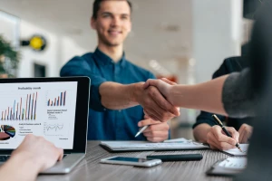 Rutyna pielęgnacyjna idealna dla Twojego wieku i typu skóry — ekspert radzi + rekomendacje produktów (budżet, średnia półka, premium)